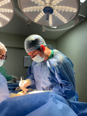 La abdominoplastia es una cirugía estética que se realiza para eliminar el exceso de piel y grasa en la zona abdominal, además de tensar los músculos debilitados o separados del abdomen. Este procedimiento es ideal para personas que han perdido mucho peso o han pasado por un embarazo y desean recuperar una apariencia más firme y plana en el abdomen.