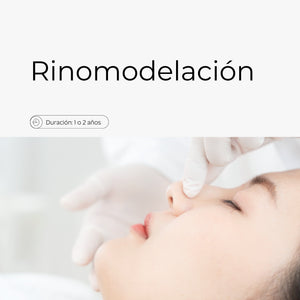 La rinomodelación es un tratamiento estético no quirúrgico que utiliza rellenos dérmicos, como el ácido hialurónico, para modificar la forma y perfil de la nariz. Este procedimiento permite corregir imperfecciones, como bultos, asimetrías o una punta caída, sin necesidad de cirugía, proporcionando resultados naturales y rápidos.