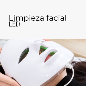 La limpieza facial LED es un tratamiento que utiliza luz de diferentes longitudes de onda para mejorar la salud de la piel mientras limpia y exfolia. Este procedimiento está diseñado para activar procesos regenerativos, reducir la inflamación y eliminar impurezas, al mismo tiempo que favorece la producción de colágeno. Es una opción no invasiva y adecuada para todo tipo de piel.