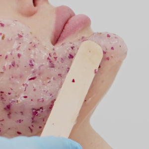 La Hydro Jelly Mask es una mascarilla facial intensamente hidratante que se aplica sobre la piel para proporcionar una profunda nutrición y regeneración. Su fórmula, rica en ingredientes activos como vitaminas, minerales y antioxidantes, se transforma en una gelatina al contacto con la piel, lo que favorece una mejor absorción de los nutrientes y una acción más prolongada.