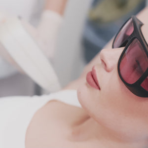 La depilación láser es un tratamiento estético que utiliza un haz de luz láser para eliminar el vello no deseado de manera permanente. La luz del láser se convierte en calor, lo que daña el folículo piloso y previene el crecimiento futuro del vello. Es un procedimiento rápido, efectivo y mínimamente invasivo, adecuado para diversas áreas del cuerpo.