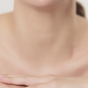 El láser CO2 es un tratamiento estético de alta precisión que utiliza dióxido de carbono (CO2) en forma de láser para rejuvenecer la piel. Este procedimiento actúa sobre las capas superficiales y profundas de la piel, promoviendo la regeneración celular, la eliminación de imperfecciones y la mejora de la textura de la piel, lo que lo convierte en una opción eficaz para tratar arrugas, manchas y cicatrices.