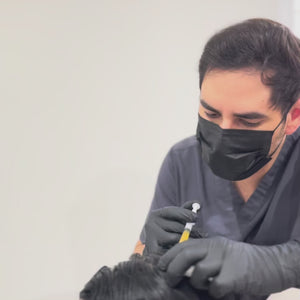 El tratamiento plasma capilar, también conocido como PRP (Plasma Rico en Plaquetas), es una técnica innovadora que utiliza la sangre del propio paciente para estimular el crecimiento capilar. A través de la extracción de una pequeña cantidad de sangre, se obtiene el plasma rico en plaquetas, que luego se inyecta en el cuero cabelludo para regenerar los folículos pilosos y promover el crecimiento de nuevos cabellos.