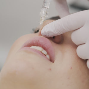 El tratamiento de ácido hialurónico en labios es un procedimiento estético no invasivo que se utiliza para aumentar el volumen, definir la forma y mejorar la hidratación de los labios. El ácido hialurónico, una sustancia natural presente en el cuerpo, se inyecta cuidadosamente en los labios para conseguir un resultado natural, suave y duradero.
