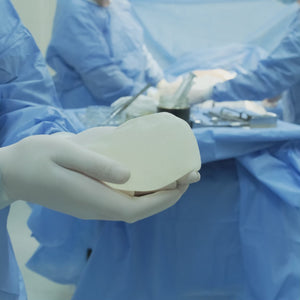 La mamoplastía es una cirugía estética que se realiza para modificar el tamaño, forma o firmeza de los senos. Existen dos tipos principales: la mamoplastía de aumento, que utiliza implantes para aumentar el tamaño de los senos, y la mamoplastía de reducción, que elimina exceso de tejido para aliviar molestias físicas o lograr una apariencia más equilibrada.