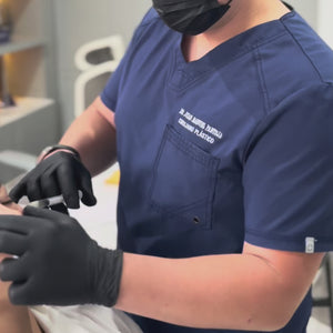 El tratamiento RRS Eyes es una terapia especialmente diseñada para tratar las áreas delicadas alrededor de los ojos, utilizando una combinación de ácido hialurónico y antioxidantes. Este tratamiento está enfocado en reducir la apariencia de ojeras, líneas finas, bolsas y signos de fatiga, mejorando la calidad y luminosidad de la piel en la zona periocular.