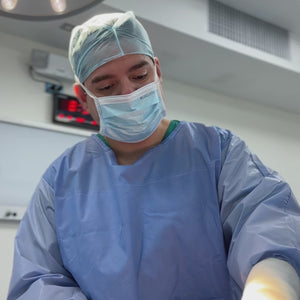 La abdominoplastia es una cirugía estética que se realiza para eliminar el exceso de piel y grasa en la zona abdominal, además de tensar los músculos debilitados o separados del abdomen. Este procedimiento es ideal para personas que han perdido mucho peso o han pasado por un embarazo y desean recuperar una apariencia más firme y plana en el abdomen.