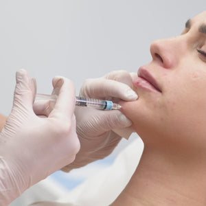 El tratamiento de ácido hialurónico en mentón es una técnica no quirúrgica que se utiliza para mejorar la proyección y forma del mentón. Mediante inyecciones de ácido hialurónico, este tratamiento puede equilibrar el perfil facial, corregir mentones retraídos o asimétricos, y dar una apariencia más armoniosa y definida al rostro.