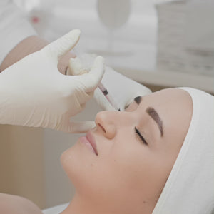 Los tratamientos Jalupro Classics, Jalupro HMW y Jalupro Superhydro son procedimientos estéticos que utilizan aminoácidos y ácido hialurónico para mejorar la calidad de la piel. Cada uno de estos tratamientos está diseñado para abordar diferentes necesidades de la piel, proporcionando hidratación, rejuvenecimiento y estimulación de colágeno para restaurar la vitalidad y elasticidad de la piel.