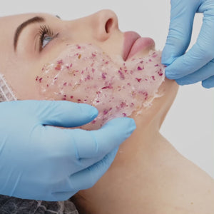 La Hydro Jelly Mask es una mascarilla facial intensamente hidratante que se aplica sobre la piel para proporcionar una profunda nutrición y regeneración. Su fórmula, rica en ingredientes activos como vitaminas, minerales y antioxidantes, se transforma en una gelatina al contacto con la piel, lo que favorece una mejor absorción de los nutrientes y una acción más prolongada.