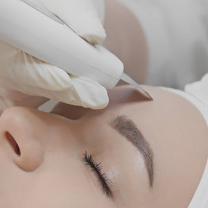 La limpieza facial Selvert es un tratamiento estético que utiliza productos profesionales para limpiar, exfoliar e hidratar la piel en profundidad. Este procedimiento está diseñado para eliminar impurezas, células muertas y restos de maquillaje, dejando la piel fresca, luminosa y libre de obstrucciones. Además, es ideal para todo tipo de piel, ya que ayuda a equilibrar y revitalizar el rostro.