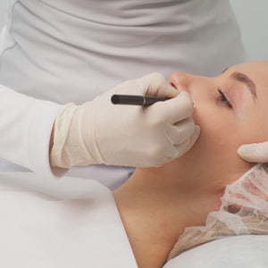 El tratamiento Harmonyca es un procedimiento de rejuvenecimiento facial que combina el uso de ácido hialurónico y un bioestimulador de colágeno (como la policaprolactona), diseñado para mejorar la calidad, elasticidad y volumen de la piel. Este tratamiento es ideal para restaurar la juventud de la piel, combatiendo la flacidez, arrugas y pérdida de volumen, proporcionando resultados naturales y duraderos.