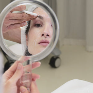 El bioestimulador de colágeno Ellansé es un tratamiento estético no quirúrgico que utiliza un gel basado en microsférulas de policaprolactona para estimular la producción natural de colágeno en la piel. Este tratamiento se utiliza para corregir signos de envejecimiento como flacidez, arrugas y pérdida de volumen, proporcionando un efecto de rejuvenecimiento duradero y natural.