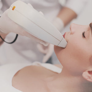 La depilación láser es un tratamiento estético que utiliza un haz de luz láser para eliminar el vello no deseado de manera permanente. La luz del láser se convierte en calor, lo que daña el folículo piloso y previene el crecimiento futuro del vello. Es un procedimiento rápido, efectivo y mínimamente invasivo, adecuado para diversas áreas del cuerpo.