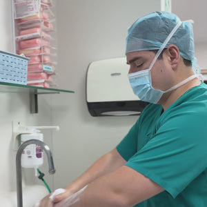 La liposucción es un procedimiento quirúrgico estético diseñado para eliminar depósitos de grasa localizada en áreas específicas del cuerpo, como abdomen, muslos, caderas o brazos, mejorando la contorno corporal. A través de pequeñas incisiones, se introduce una cánula conectada a una aspiradora para extraer la grasa de manera precisa y efectiva, dando lugar a una silueta más definida.