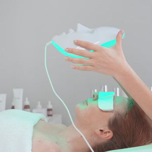 La limpieza facial LED es un tratamiento que utiliza luz de diferentes longitudes de onda para mejorar la salud de la piel mientras limpia y exfolia. Este procedimiento está diseñado para activar procesos regenerativos, reducir la inflamación y eliminar impurezas, al mismo tiempo que favorece la producción de colágeno. Es una opción no invasiva y adecuada para todo tipo de piel.