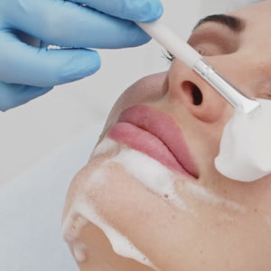 La limpieza facial Selvert es un tratamiento estético que utiliza productos profesionales para limpiar, exfoliar e hidratar la piel en profundidad. Este procedimiento está diseñado para eliminar impurezas, células muertas y restos de maquillaje, dejando la piel fresca, luminosa y libre de obstrucciones. Además, es ideal para todo tipo de piel, ya que ayuda a equilibrar y revitalizar el rostro.