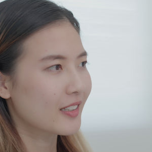 La rinoplastía es una cirugía estética que se realiza para modificar la forma o el tamaño de la nariz, ya sea por razones funcionales, estéticas o ambas. Este procedimiento puede corregir imperfecciones nasales como una nariz prominente, desviada o con una forma no deseada, mejorando la armonía facial y la respiración.