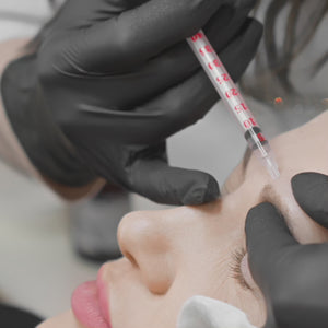 El tratamiento de Botox es un procedimiento estético no quirúrgico que utiliza toxina botulínica para relajación temporal de los músculos faciales. Al inyectarse en áreas específicas, el Botox suaviza las líneas de expresión y arrugas, como las del entrecejo, la frente y alrededor de los ojos, proporcionando un rostro más descansado y rejuvenecido.