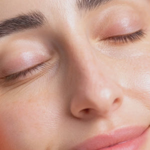 El tratamiento RRS Eyes es una terapia especialmente diseñada para tratar las áreas delicadas alrededor de los ojos, utilizando una combinación de ácido hialurónico y antioxidantes. Este tratamiento está enfocado en reducir la apariencia de ojeras, líneas finas, bolsas y signos de fatiga, mejorando la calidad y luminosidad de la piel en la zona periocular.